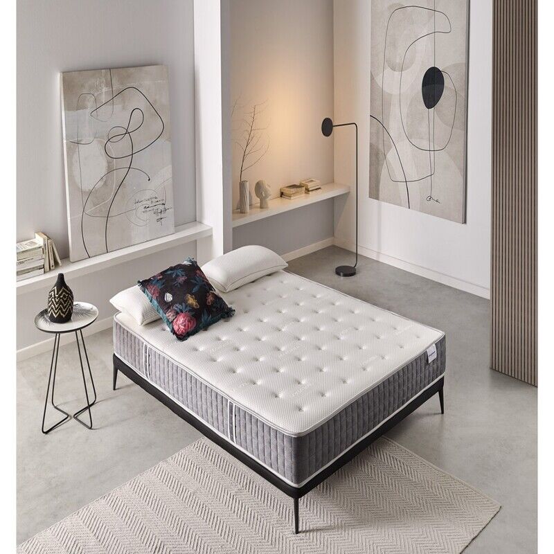 colchon-aqua (2) "Vista del colchón Aqua sobre base tapizada, con diseño elegante y acolchado de alta calidad que transmite confort y tecnología avanzada para un descanso óptimo.