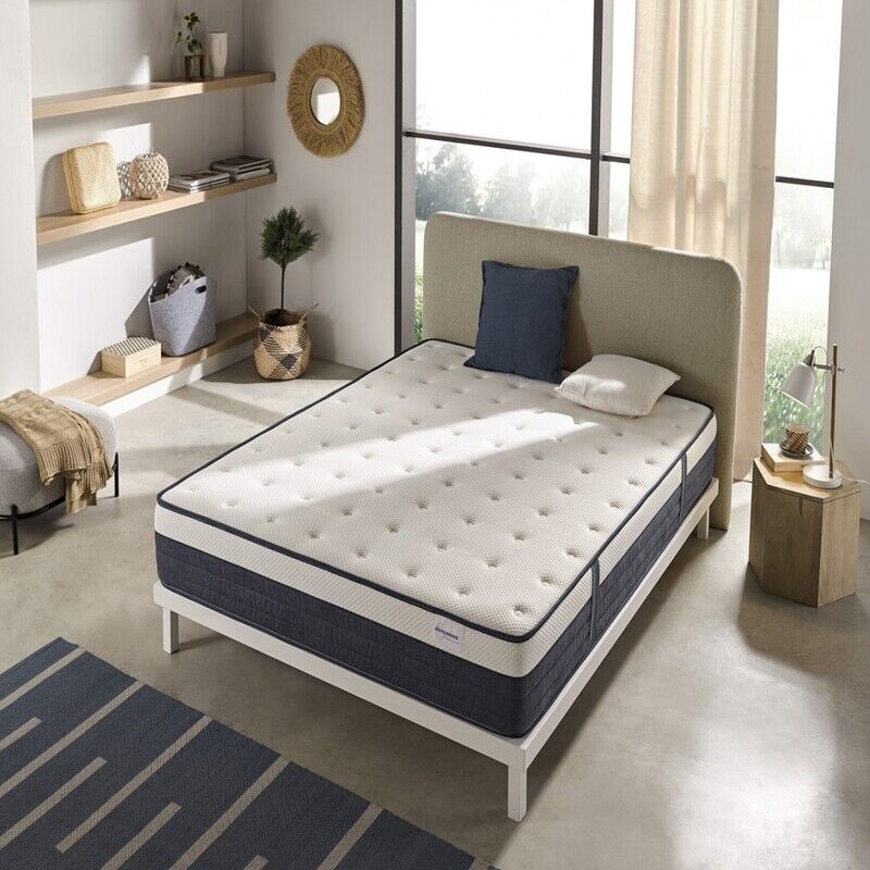 colchon-prisma (2) Colchón Prisma de diseño elegante sobre base de cama en dormitorio moderno, destacando sus capas y tejido premium para un descanso óptimo.