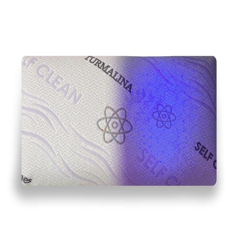 Almohada viscoelástica autolimpiable sobre cama blanca, con funda de tejido técnico que resalta su diseño moderno y funcionalidad higiénica.