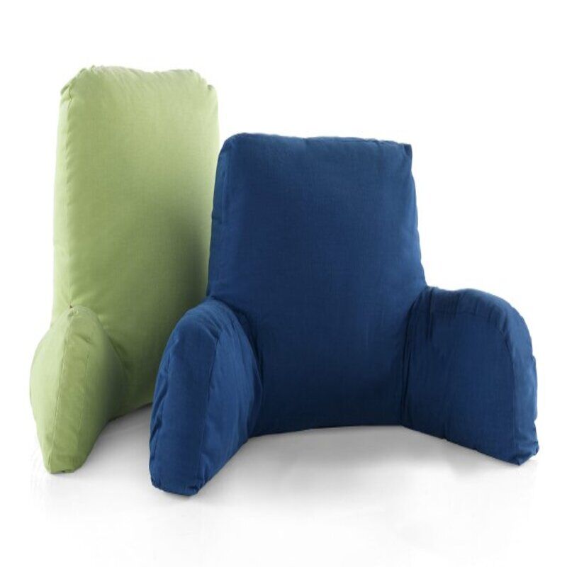 "Almohadas lumbares multicolor exhibidas en fila, diseñadas para ofrecer soporte ergonómico y estilo moderno en cualquier espacio de descanso."