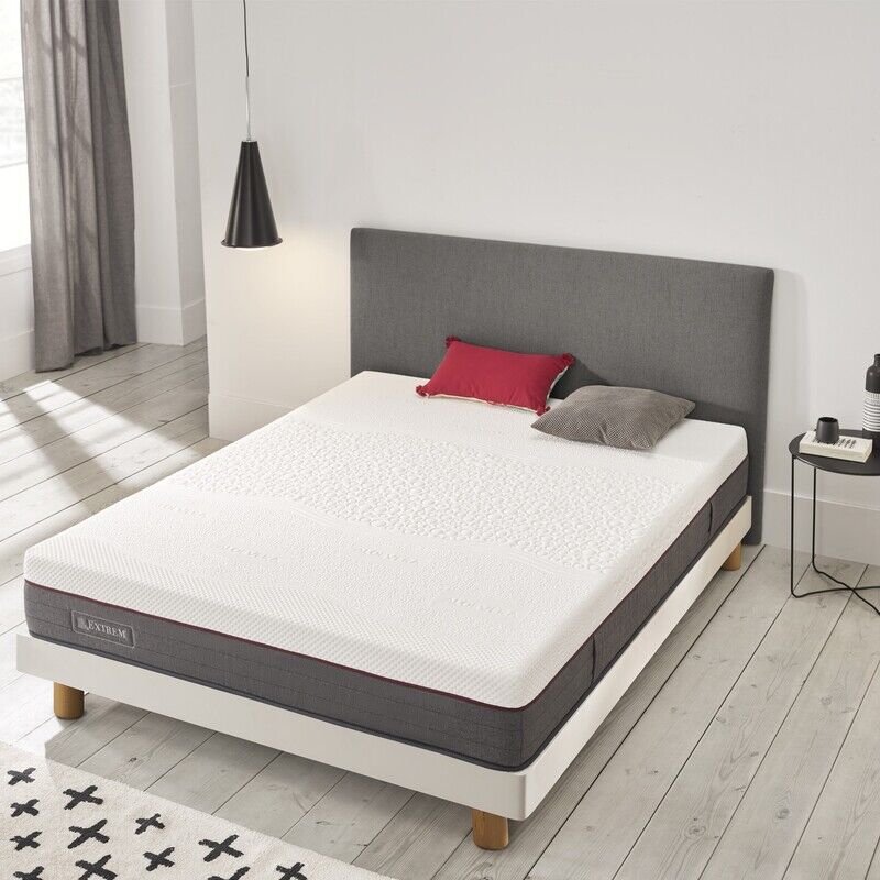 colchon-extrem-xxl Colchón Extreme XXL de gran tamaño, diseñado para ofrecer firmeza y soporte extra. Imagen del colchón sobre base robusta, en ambiente moderno y elegante.