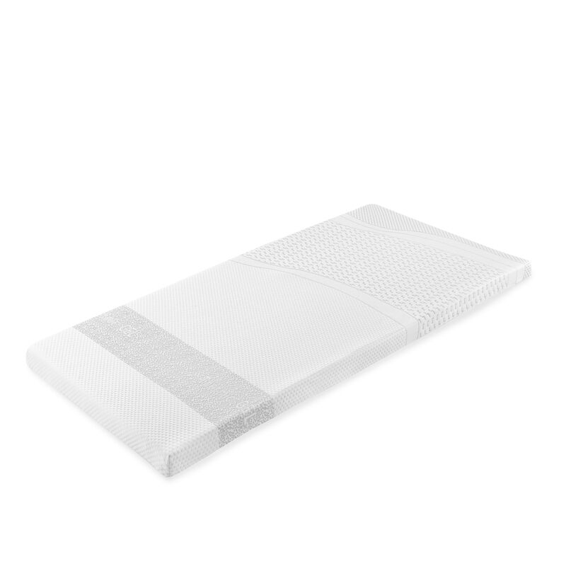 Topper viscoelástico colocado sobre un colchón, mostrando su superficie suave y ergonómica con acolchado de alta densidad, ideal para mejorar el confort y adaptarse al cuerpo durante el descanso